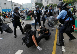Parlamentul din Hong Kong, luat cu asalt de protestatari