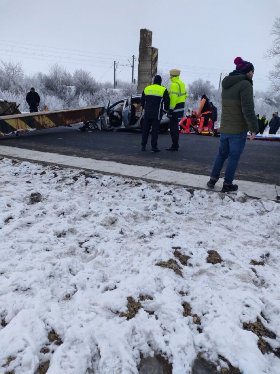 O femeie a murit după ce un TIR a rupt poarta unui pod de cale ferată