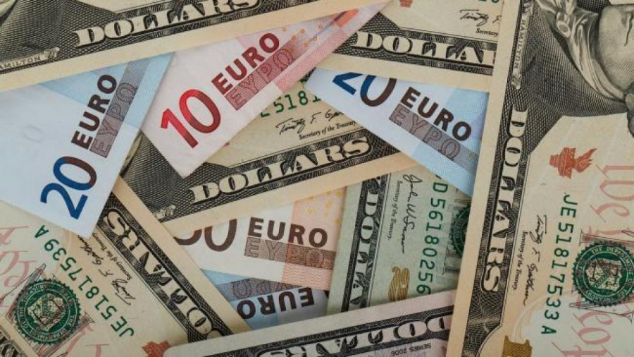 Cursul euro a scăzut la 4,92 lei