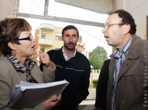 Adunare generală cu pumni în uşă