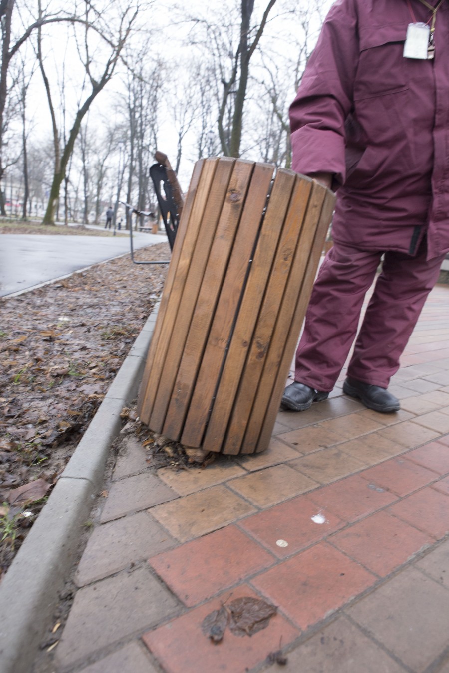 Grădina Publică, lăsată la mâna VANDALILOR. Băncile şi leagănele, gata să SE RUPĂ