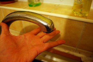 Am putea rămâne din nou fără apă caldă! Gălăţenii bun-platnici riscă să se spele iar la lighean