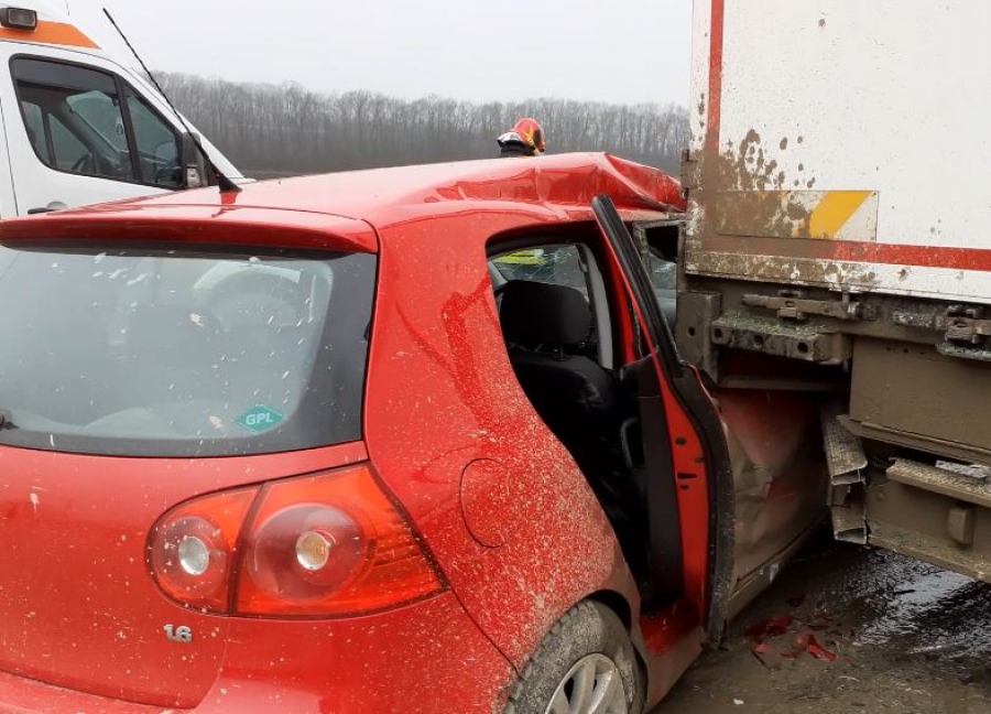 Mașină lovită de două TIR-uri pe o stradă centrală