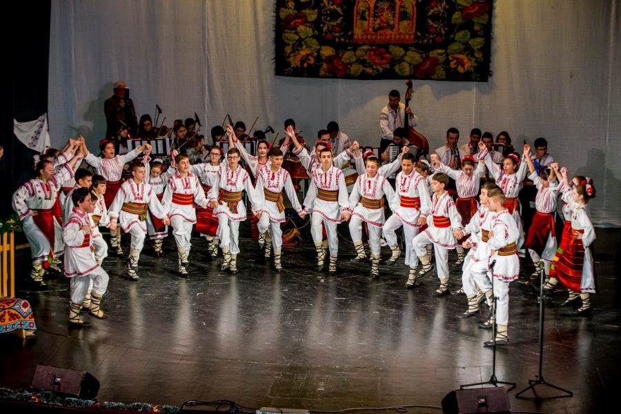 ÎNCEPE Festivalul ”Ca la noi la Covurlui”. SPECTACOLE FOLCLORICE cu ansambluri din câteva ţări