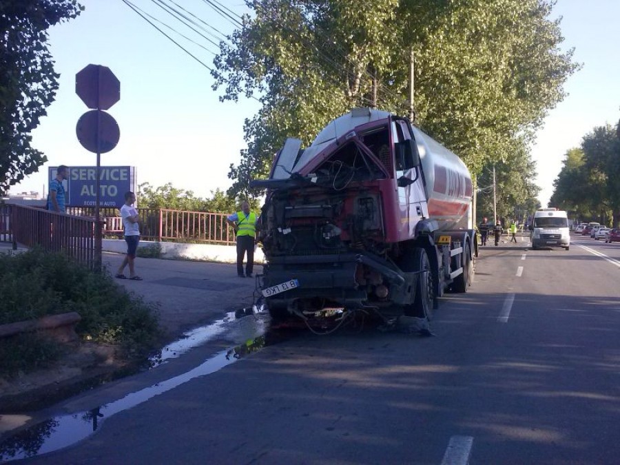 UPDATE / Accident pe Şoseaua de Centură între o cisternă cu GPL şi un autoturism (GALERIE FOTO)