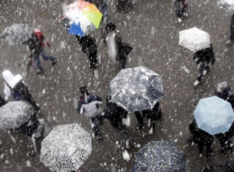 Guvernul a analizat condiţiile meteo, va fi emis cod galben de "fenomene meteo periculoase"