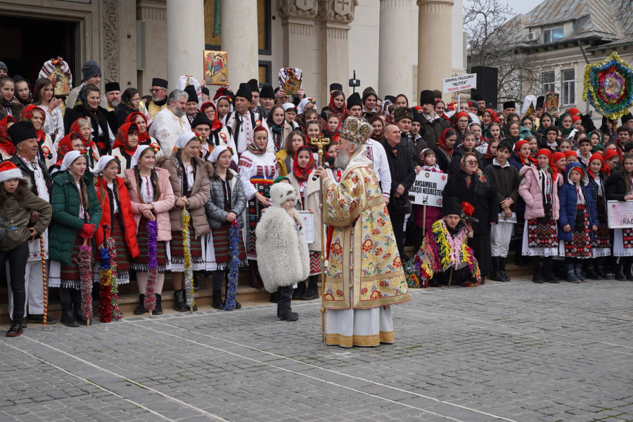 Sărbătoarea Nașterii Domnului - Colindători din toată țara la Catedrala Arhiepiscopală