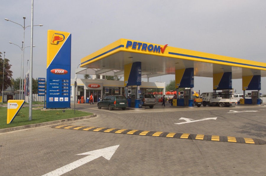 Petrom a ieftinit carburanţii