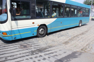 Traseu deviat prin bolovăniş. Cu autobuzul, off road prin Galaţi (FOTO)