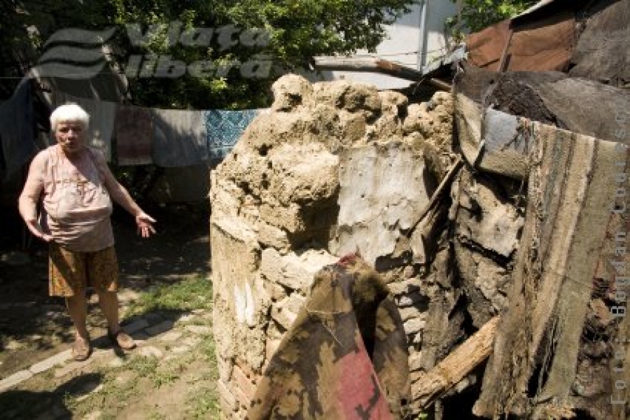 Pensionară prinsă în capcana propriei case 