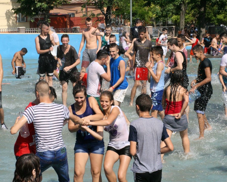 GALERIE FOTO / Distracţie în aer liber: Sute de tineri s-au stropit în Parcul Rizer