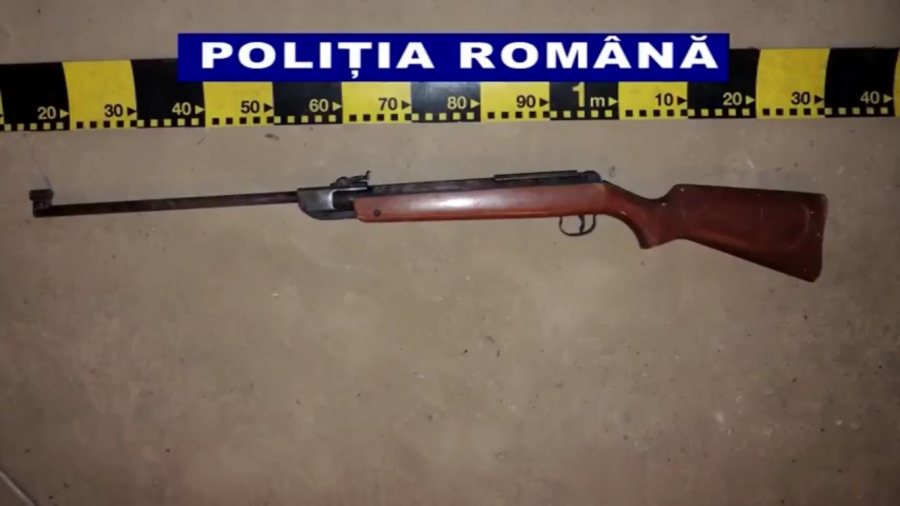 Arme, icoane şi substanţe periculoase, confiscate de poliţişti (Video)