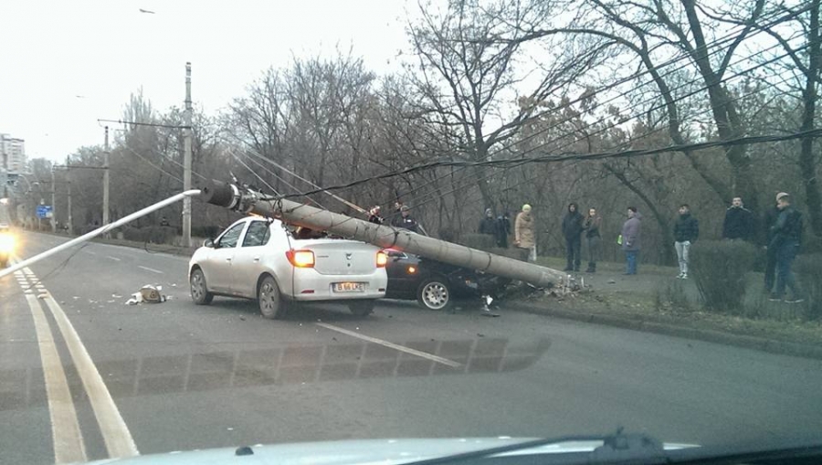 UPDATE - ACCIDENTUL care a tras troleibuzele pe dreapta: o ȘICANĂ ÎN TRAFIC ar fi cauza producerii dezastrului