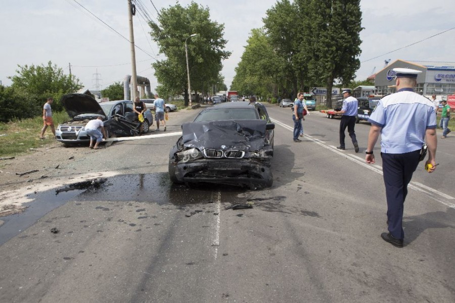 GALERIE FOTO / Grav accident pe Drumul de Centură. Circulaţia a fost blocată în urma impactului