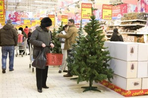 Program prelungit în hipermarketuri înainte de Crăciun