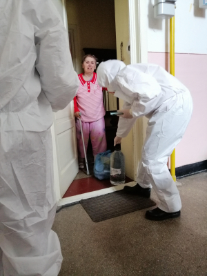 Bătrânii i-au primit cu lacrimi în ochi pe angajaţii Direcţiei de Asistenţă Socială