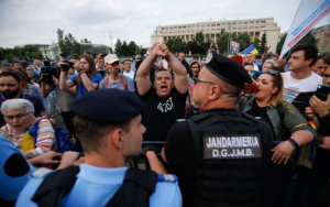 Mii de persoane PROTESTEAZĂ în țară față de măsurile politice luate de coaliția PSD-ALDE