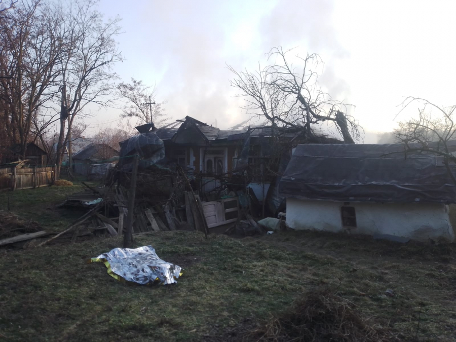 Un bărbat a murit azi-dimineață, într-un incendiu. Casa s-a făcut scrum (VIDEO)