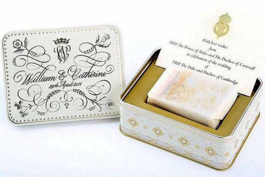 Prinţul William şi Kate Middleton scot la licitaţie o felie de tort de la nuntă