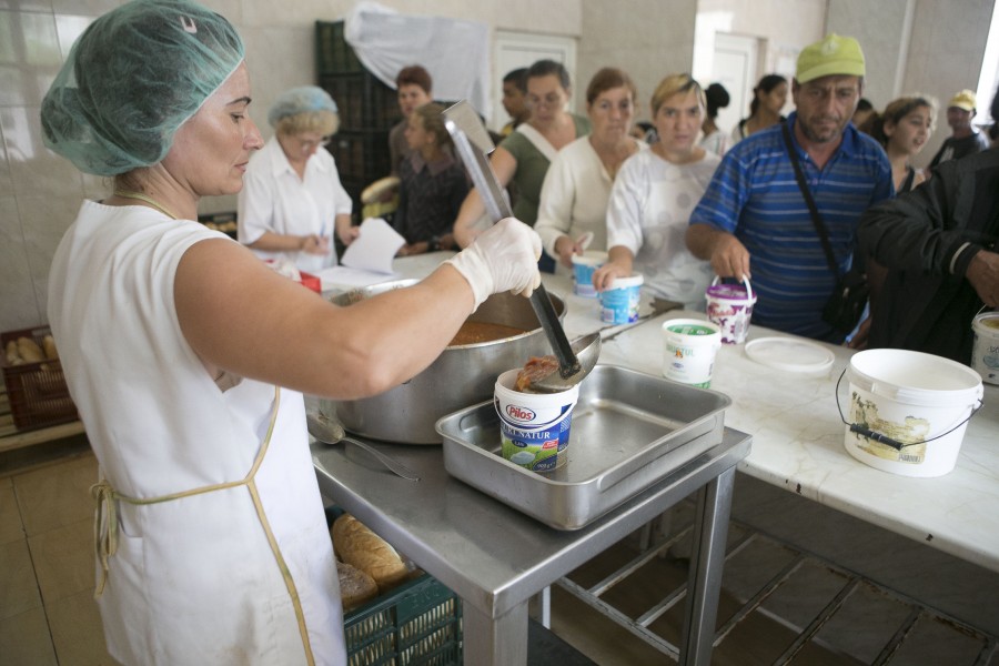Pe strada Dogăriei: 800 de săraci iau masa la Cantina de Ajutor Social