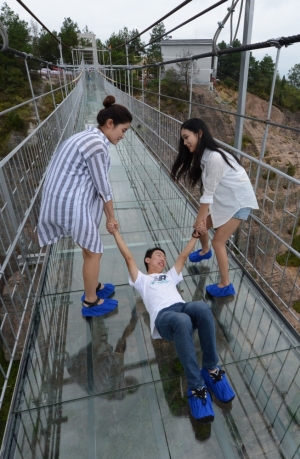 Cel mai lung pod din sticlă din lume, din China, s-a crăpat