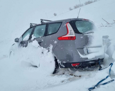 Şcoli închise şi maşini blocate în zăpadă, în judeţul Galaţi