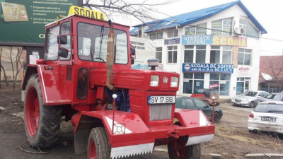 Pe tractor, fără permis de conducere