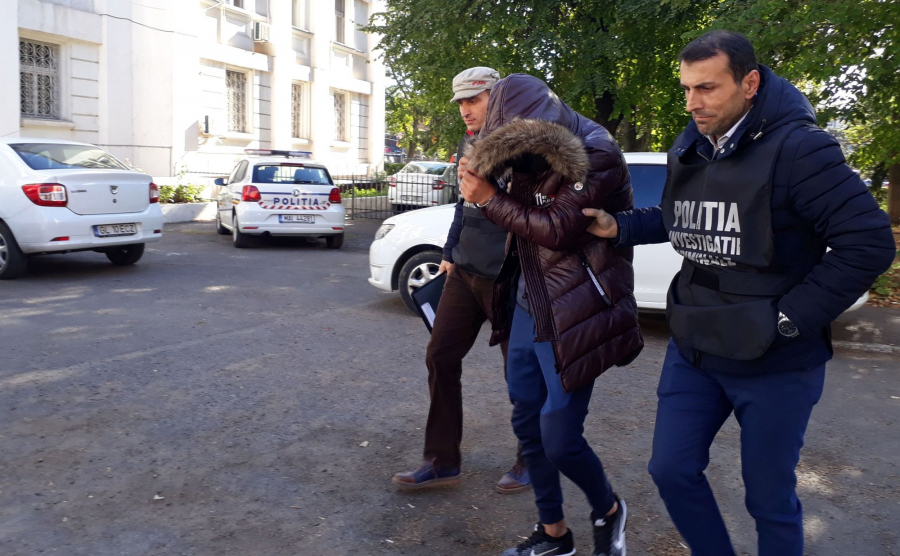 UPDATE | Şoferul care a luat pe capotă un poliţist, după care a fugit de la locul faptei, a fost ARESTAT pentru 30 de zile