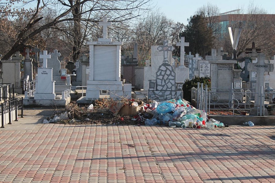 Lipsă de bun simţ sau de civilizaţie | Mormane de GUNOI în cimitirele gălăţene (FOTO)