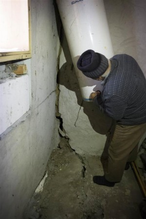 GALERIE FOTO/ Disperare şi pagube la Izvoarele: Cu frica-n sân, în casele crăpate de cutremure