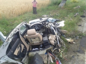 ACCIDENT TERIBIL: Doi oameni au murit după ce BMW-ul în care se aflau s-a rupt în două