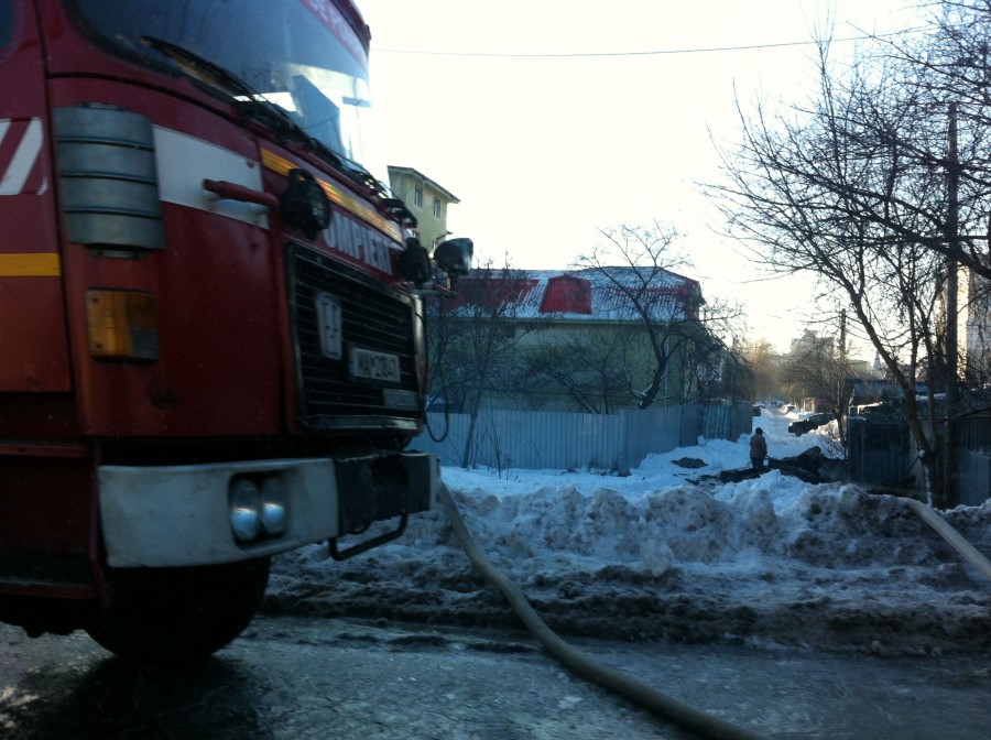 Incendiu puternic pe strada Braşov. Două familii au rămas fără casă, iar un pompier a fost rănit 