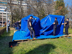 În curtea Spitalului Judeţean au fost instalate două corturi