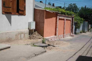 Apă Canal a ridicat molozul şi pietroaiele de pe trotuar, după articolul &quot;Vieţii libere&quot;