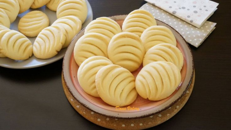 Biscuiți fragezi cu unt şi aromă de vanilie