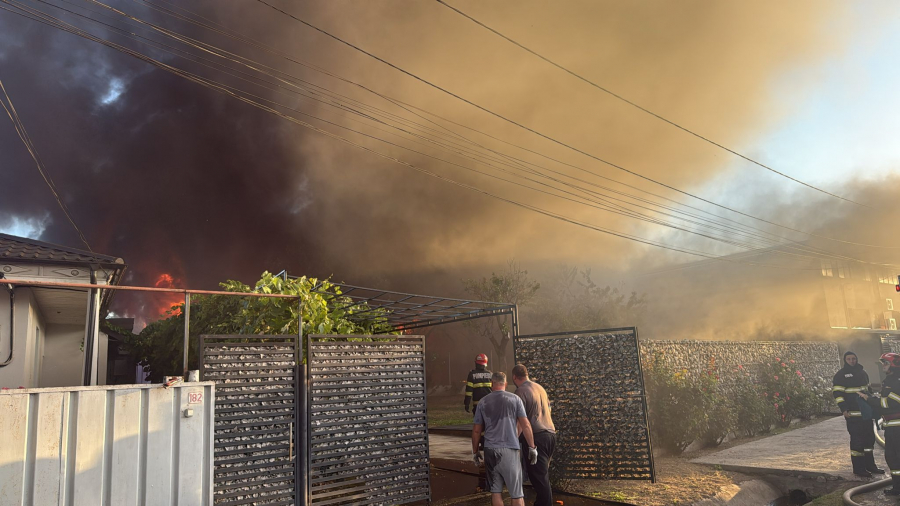 Incendiu puternic la o hală din Șendreni