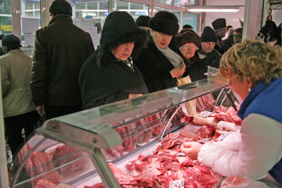 MERCURIAL DE SĂRBĂTORI/ Cât costă CARNEA DE PORC în pieţele şi supermarketurile din Galaţi