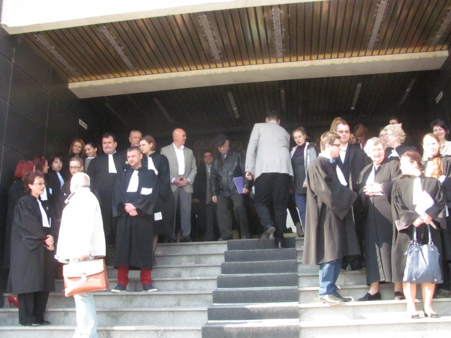 Avocaţii îşi vor primi astăzi banii, după ce au protestat pe scările Palatului Justiţiei