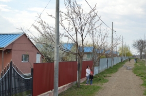 Două case din &quot;Satul Albastru&quot; au fost donate. Daruri de nepreţuit pentru familiile de la Nicoreşti