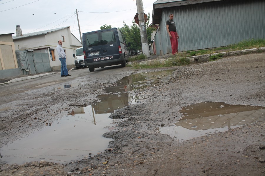 Strada din Galaţi pe care ploaia DĂRÂMĂ CASE/ Sesizările riveranilor au rămas FĂRĂ RĂSPUNS (FOTO)