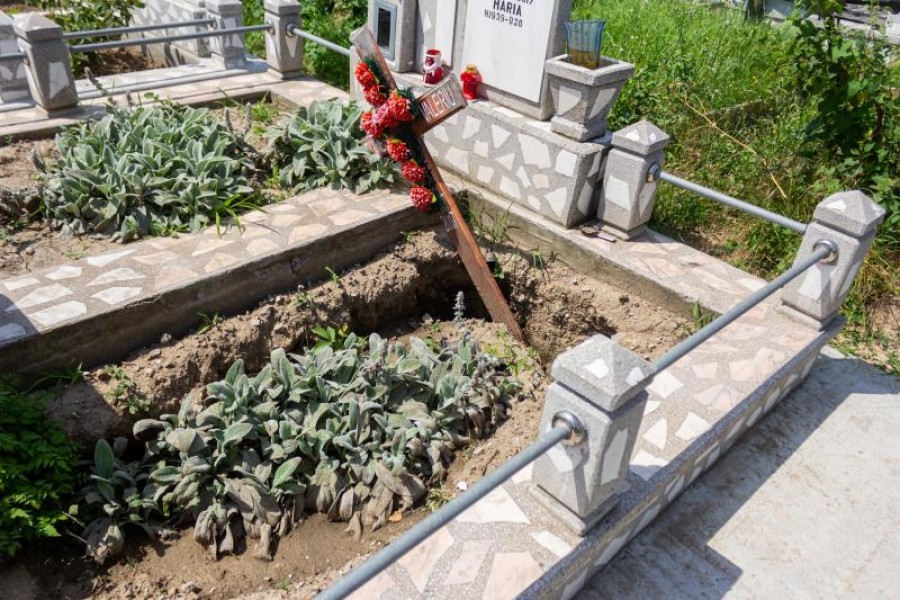 Realitate din cimitirele gălățene: Zeci de morminte surpate din cauza ploilor (FOTO)