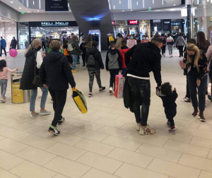 Copiii şi părinții au luat cu asalt cinematograful din mall