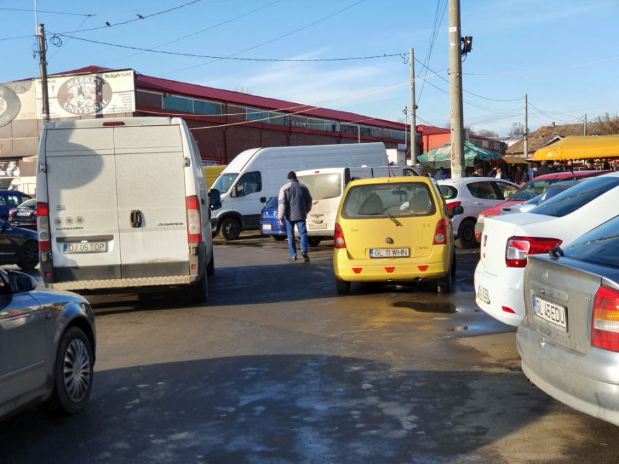 Infrastructură lipsă şi aglomeraţie. Locurile de parcare, marfă rară în Piaţa Centrală