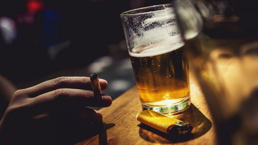 Tinerii fac ”punte” între alcool şi droguri