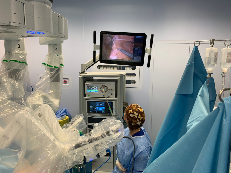 Intervenție chirurgicală asistată de un robot multifuncțional