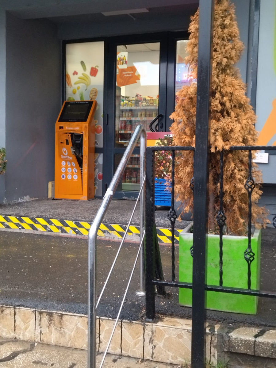 O stație de plăți din centrul orașului a fost vandalizată și jefuită noaptea trecută