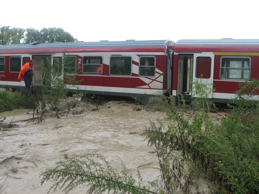 (FOTO&VIDEO) Efectele inundaţiilor se agravează în judeţ/ Trenul Bârlad – Galaţi a deraiat din cauza viiturilor