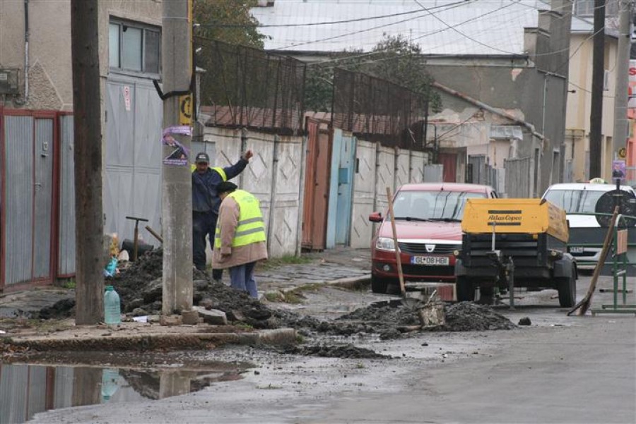 Avarie pe strada Tecuci. Un şuvoi de apă curge spre Piaţa Centrală