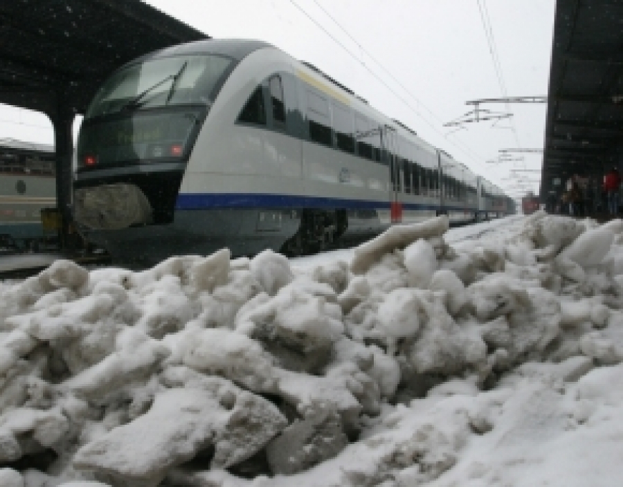 TRAFICUL FEROVIAR este îngreunat. Se circulă în condiţii de IARNĂ în toată ţara