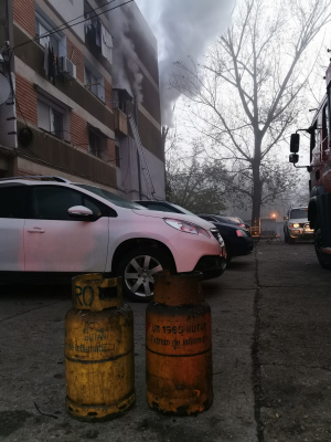 Două persoane au murit în această dimineață după ce le-a luat foc apartamentul (VIDEO)
